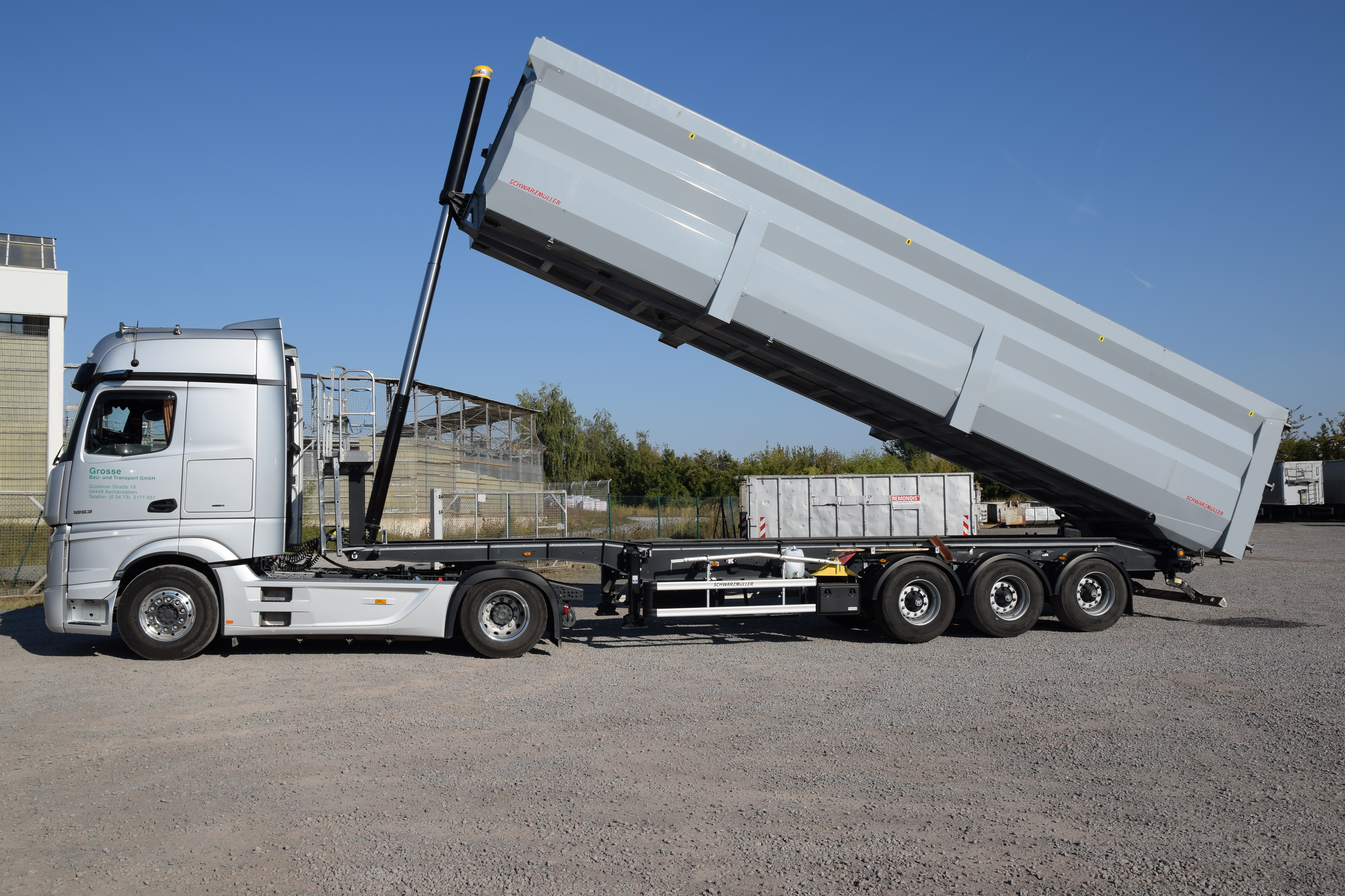 Sattelzug mit Kipper mit angekippter Mulde