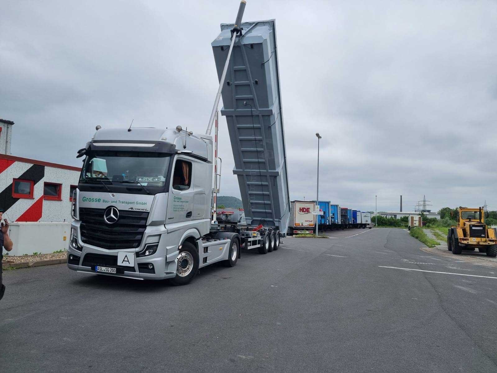 Mercedes Actros Sattelzug mit hochgekippter Stahlmulde
